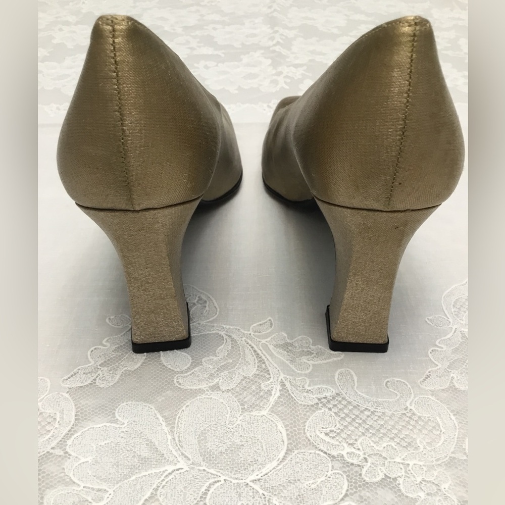 Stuart Weitzman - Picture 9 of 15